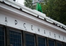 Екстремельний спуск велосипедом у метро Києва: шалене відео, що розбурхало українцев