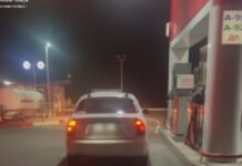 У Запоріжжі патрульні допомогли водію, в якого вночі закінчилося пальне