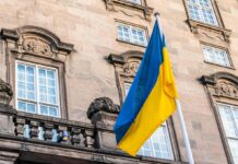 У Кропивницькому чоловік зірвав та топтав ногами прапор України: що йому загрожує