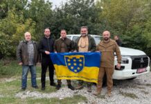 Представники міської ради, благодійники та волонтери передали військовим автівку для виконання бойових задач