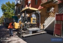 У Камʼянському продовжують виконувати роботи з відновлення тротуарів: шукай свою адресу