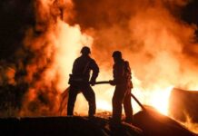 Росія вдарила по рятувальниках, які гасили пожежу на підприємстві в Ніжині (фото)