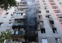 У Запоріжжі після повторного удару РФ понад 20 поранених, висотку досі гасять