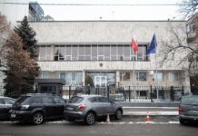 “Ракета опинилася на кухні”. Під час атаки на Київ пробило дах посольства Польші