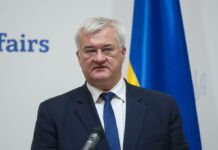 Сибіга показав “сліпим угорцям” маршрут вторгнення дрона до України (фото)