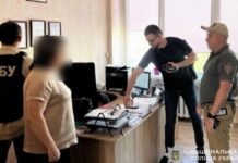 Слідчі Дніпра повідомили про підозру двом посадовцям за вимагання хабара від студента