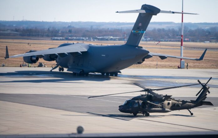 _transporter_c_17_globemaster__sikorsky_uh_60_black_hawk_ssha__aeroport_zheshuv_yasonka__polshcha_gettyimages_1242515258_a9d4e34f22f78347ad607b1988d198ed_1300x820