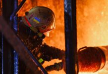 Нічні удари по Харкову та області: горіли будівлі, є постраждалі (фото)