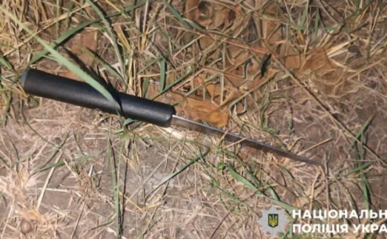 Вдарив ножем співмешканку: у Криворізькому районі поліцейські затримали підозрюваного