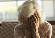 У Самарі 19-річній дівчині повідомили про підозру у систематичному домашньому насильстві над бабусею