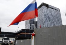 Мер Москви повідомив про атаку дронів, очевидці пишуть про дим після вибухів