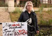 Росія: дочку журналістки Славіної, яка вчинила самоспалення, затримали за покладання квітів до місця її загибелі