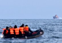 Біля узбережжя Ємену після влучання снаряда загорівся танкер