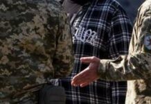 ТЦК почали шукати українців за кордоном: що каже закон