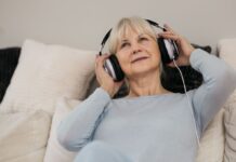 10 звичок, які непомітно пришвидшують старіння: у списку – носіння навушників