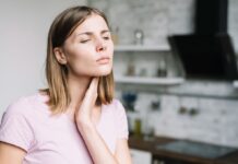 Болить горло? Уникайте цих 5 продуктів у своєму раціоні