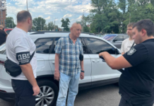 У Дніпрі викрили колишнього інспектора медустанови на хабарництві та незаконному зберіганні зброї