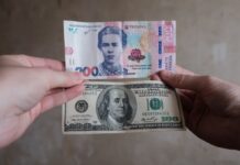 НБУ підняв курс долара до 42 гривень уперше з початку року