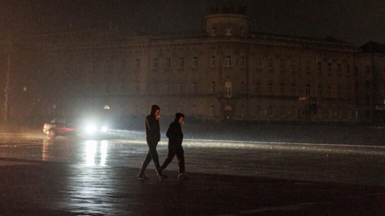 Міненерго: Росія протягом ночі атакує енергетику. У 2 областях почалися аварійні знеструмлення