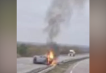 На трасі поблизу Дніпра Skoda врізалася у відбійник, перекинулася та загорілася: є постраждала