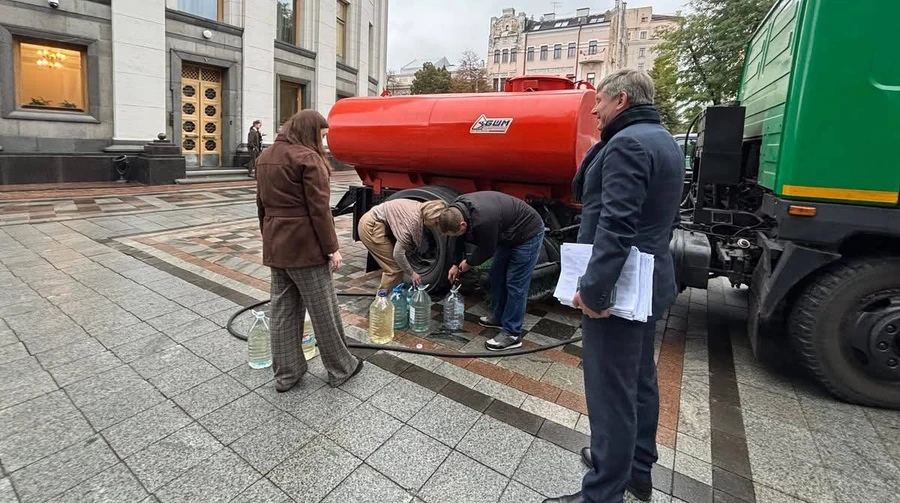 Урядовий квартал без води: до Ради підвезли цистерну, до Кабміну — біотуалети