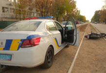 На проспекті Богдана Хмельницького у Дніпрі зіштовхнулись Subaru та мотоцикліст: є постраждалі