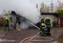 Рятувальники Кривого Рогу загасили палаючий гараж з автомобілем всередині