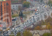 На Слобожанському проспекті у Дніпрі мікроавтобус врізався у Daewoo: утворився величезний затор