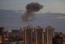 Київ: двоє людей загинули через російську атаку, у столиці та області екстрені відключення світла