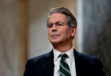 У Трампа мають намір відмовитися від планів 100% мита проти Китаю: що сказали