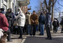 Бензин за талони. В окупації люди стоять у чергах і міняються товарами