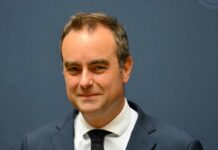 Прем’єр Франції Лекорню подав у відставку. Він очолював уряд менше місяця