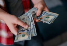 Експерти здивували консенсус-прогнозом курсу долара на жовтень і кінець року