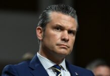 Літак Геґсета, повертаючись до США, здійснив екстрену посадку у Великій Британії – речник Пентагону