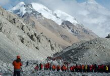 Смертельна пастка: масштабний снігопад заблокував тисячу людей на Евересті