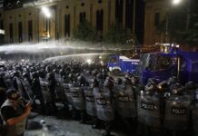 Протести в Грузії переросли в сутички зі спецназом, людей розігнали водометами