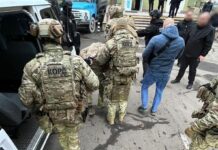 Викрадали людей та відбирали майно: у Тернополі затримали групу військових