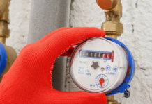 Юрист поснив, чи можна не впускати у квартиру контролерів по газу, світлу та воді