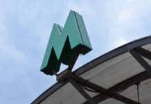 У Києві людина впала на колії метро: рух підземкою обмежено