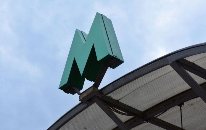 _metro_znak_m_gettyimages_2171457643_da982e249d902cf7f6de70ab8a82a41a_1300x820