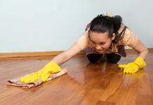 Не поспішайте купувати хімію: як відмити дерев’яну підлогу до блиску засобом за копійки