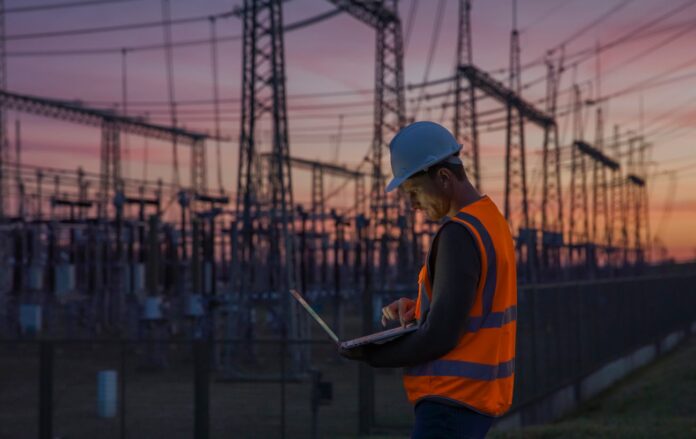 _noutbuk_elektrostantsiya_gettyimages_1369067392_d558d4c46c9d4abd8b5c7fbbc10a8f6d_1300x820