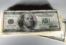 Курс долара сповільнив зростання