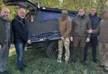 Бійці з Камʼянського отримали автомобіль та рушницю від активістів та представників міської ради