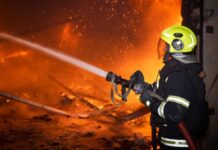 На Одещині після атаки РФ спалахнули склади з текстилем, є поранений (фото)