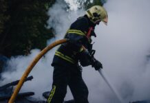 На Одещині “Шахеди” влучили в промисловий об’єкт, виникла пожежа