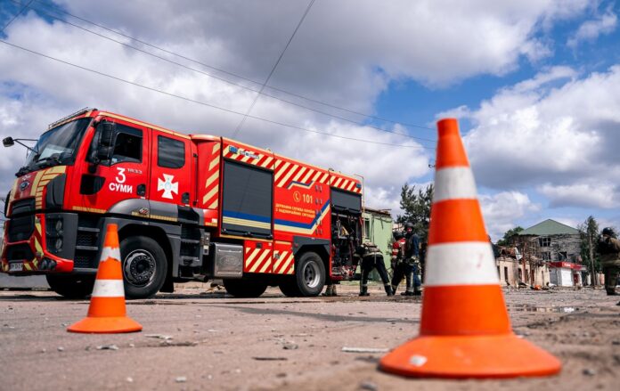 _pozhezhniki_likvidovuyut_naslidki_ataki_ryatuvalniki__gettyimages_2218722692_924a9da461076ad4d31b22112c15157e_1300x820