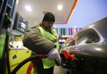 Дефіцит пального: на АЗС у Росії почали продавати розбавлений бензин