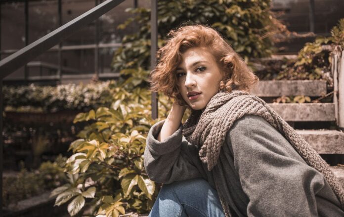 woman_sitting_steps_coat_scarf_df71404d6b3b0e549f0eeded18a20a8f_1300x820