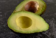 Ось що обов’язково потрібно зробити з авокадо перед тим, як його їсти
